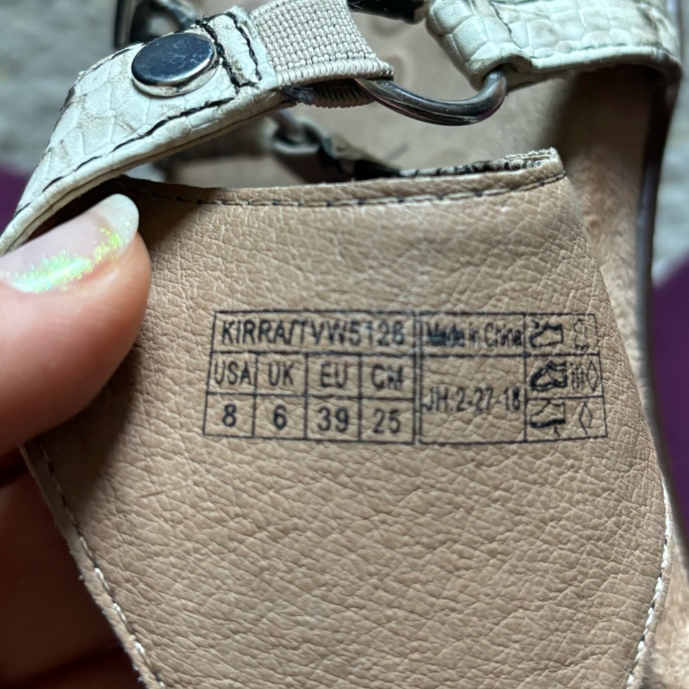 Vionic Snakeskin Thong Sandals Size 8 - Picture 3 of 4